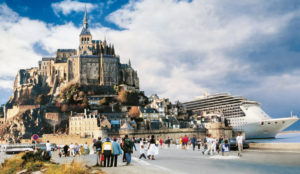 Des paquebots à côté du Mont-Saint-Michel