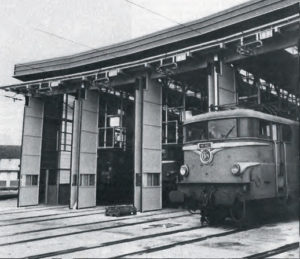 Un morceau de rotonde déjà reconstruit ! Le nouvel « atelier de visite » électrique et diesel à neuf voies (dont cinq électrifiées), livré début octobre... © Philippe Hérissé