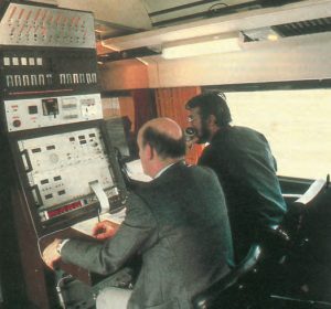 Intérieur de la voiture-laboratoire. Au poste<br /> de commande (de dos) : Claude Moreau<br /> (à gauche) et Jean-Marie Metzier (à droite). © CAV-SNCF-M. Henri