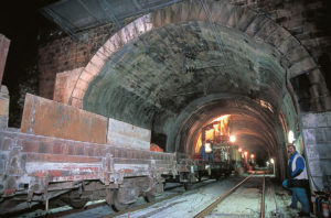 En 1999, travaux nocturnes de dégagement du gabarit GB1 dans le tunnel de La Saulzaie (ligne Nantes - Angers) creusé en 1851. © Michel BARBERON/LVDR