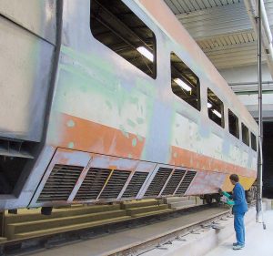 Aux ateliers d’Hellemmes, les TGV orange deviennent bleus. © Christophe RECOURA/LVDR