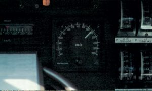 En cabine d’un TGV sur une section autorisée à 200 km/h. : le compteur indique 190 km/h et le voyant « B » est allumé. © M. Carémantrant