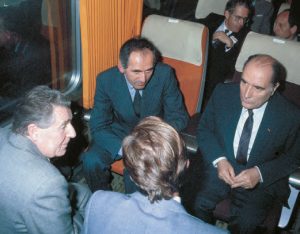 François Mitterrand, Charles Fiterman, alors ministre des Transports, et Jean Descoutures, lors de l’inauguration du TGV Paris - Lyon. © CAV