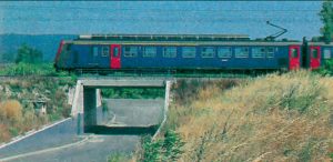 Le train 5089 Lyon - Marseille, assuré par une automotrice Z2, franchit l’un des ponts construits pour remplacer les passages à niveau, au sud de Tarascon. © M. Carémantrant