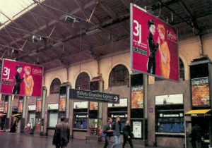 L’actuelle salle des pas perdus de la gare Saint-Lazare sera rénovée pour mettre en valeur la qualité des ouvrages existants comme la charpente en bois Polonceau, construite en 1883. © Christophe Recoura / LVDR