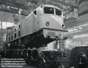 La 9103 en cours de montage : une opération impressionnante qui rappelle encore, par certains côtés, le temps de la vapeur. © SNCF