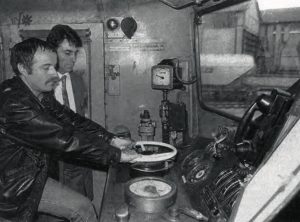 Régis Martel aux commandes de la dernière « batteuse ». A ses côtés, Gérard France, inspecteur traction. On notera la petite taille de l’indicateur de vitesse et la présence du combiné de la radio soltrain. © M. Barberon