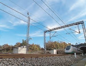 La transmission continue sol-train par radio, indispensable aux niveaux 2 et 3, est assurée par téléphonie mobile GSM-R. D’où la présence d’antennes le long des voies. © Alstom