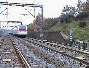 Le rôle des balises Eurobalise, implantées entre les deux files de rail, diffèrent selon le niveau d’ERTMS : transmission ponctuelle sol-train pour le niveau 1, recalage de l’odométrie embarquée (position) pour les trois niveaux. © Alstom