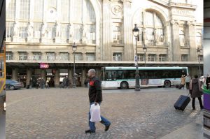 Le parvis de la Gare du Nord a été remodelé pour donner la priorité aux piétons. © B. PEDRETTI/Mairie de Paris