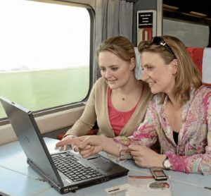 Deux utilisatrices d’Internet par WiFi à bord de Thalys. © Thalys SP