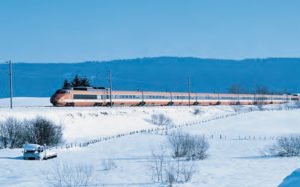 Accéder à un TGV arrêté en pleine campagne serait bien plus rapide grâce au satellite. Avec l’affichage simultané du réseau routier et de la position des trains, les cars peuvent être envoyés directement. Ici, un TGV entre Paris et Lausanne. © Régis Chessum 